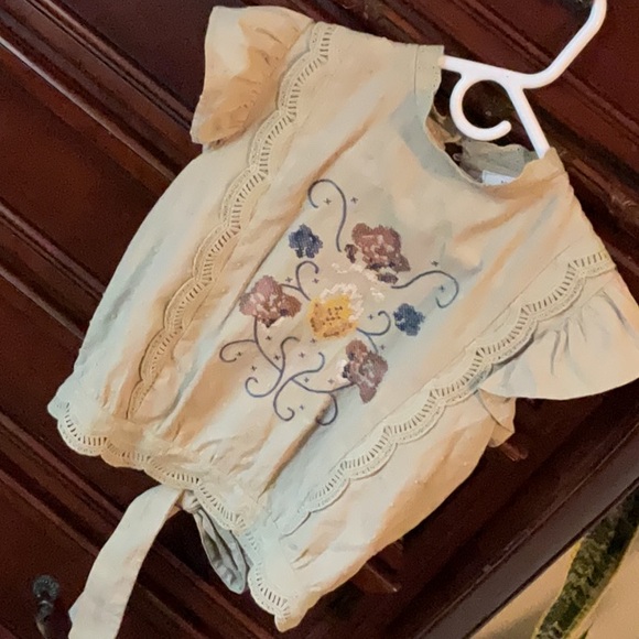 Tops - Floral Embroidered Top - olive green 🫒